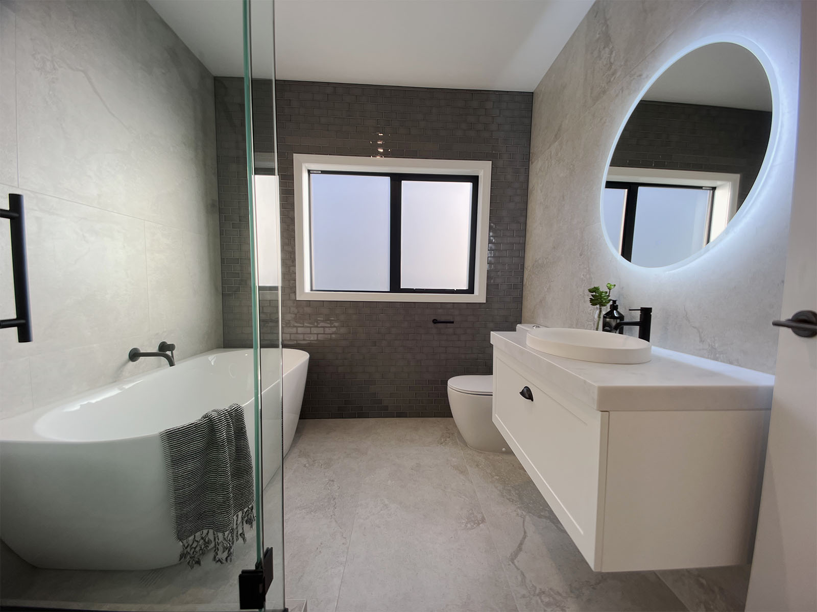 Rosslands Ave Main Bathroom